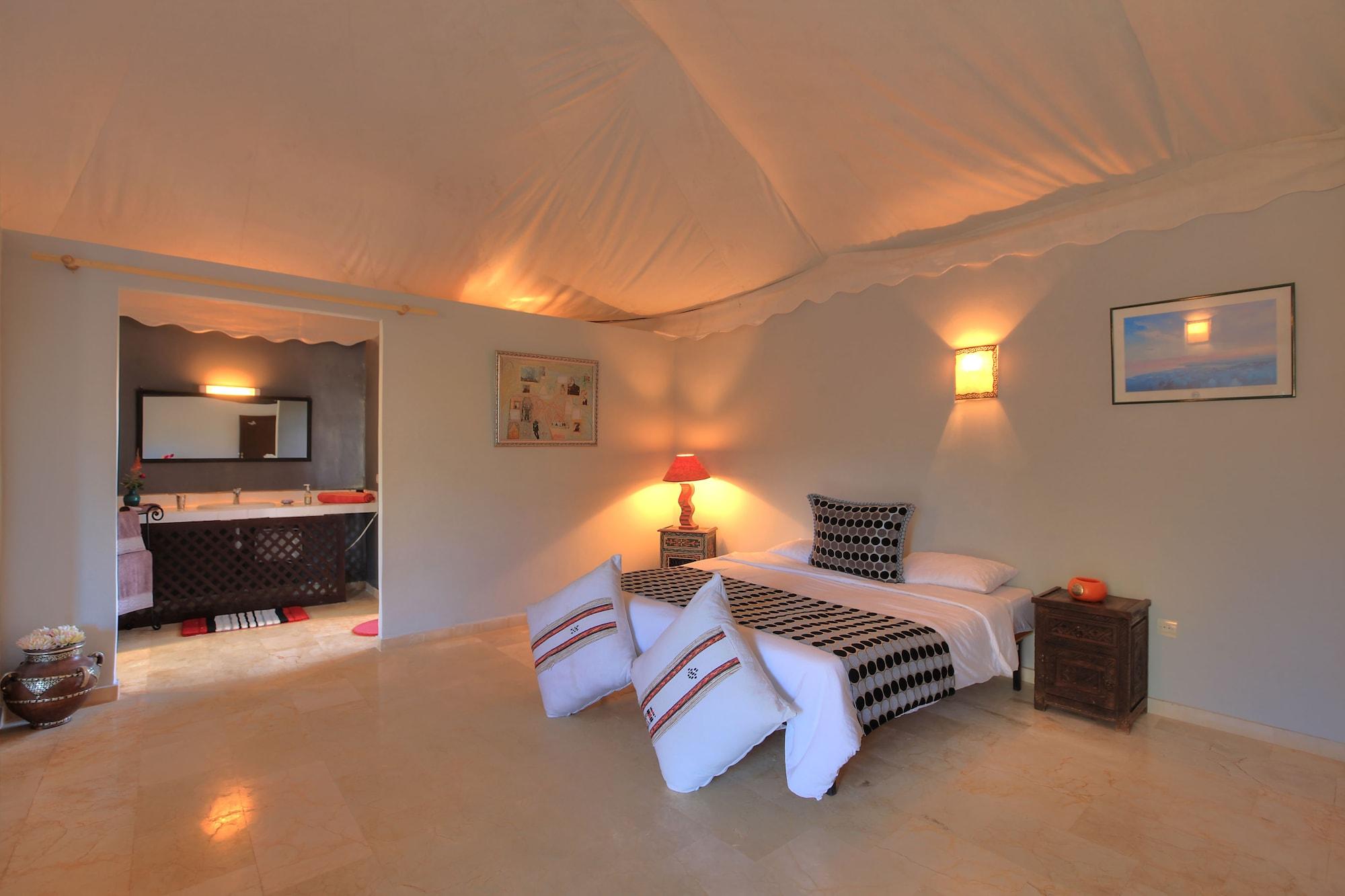 Villa Marco Au Jardin Des Senteurs El Ain 外观 照片