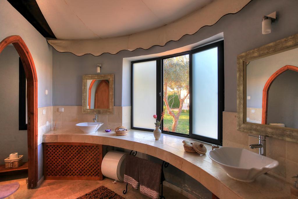 Villa Marco Au Jardin Des Senteurs El Ain 外观 照片